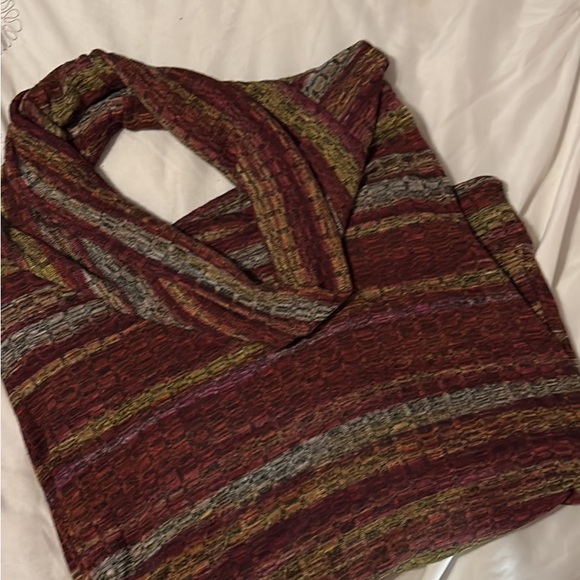 Ladies XL Ling Sleeve, Cowl Neck, Peep Hole in the back light weight Top - Picture 6 of 7